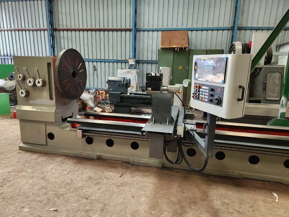 Heavy-duty lathe at Yash Engicon